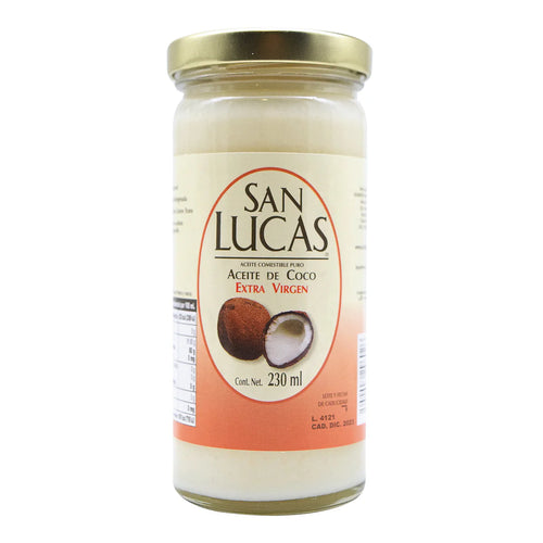 Aceite de coco 100% puro y extra virgen de la marca San Lucas. Presentación en frasco de vidrio de 230 ml. Producto natural ideal para complementar la alimentación diaria, cocinar, hornear o utilizar en rutinas de cuidado personal gracias a sus propiedades nutritivas.